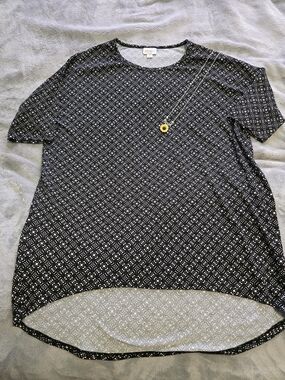 💖= 3/$20 LuLaRoe Black Short-Sleeve Patterned Tunic